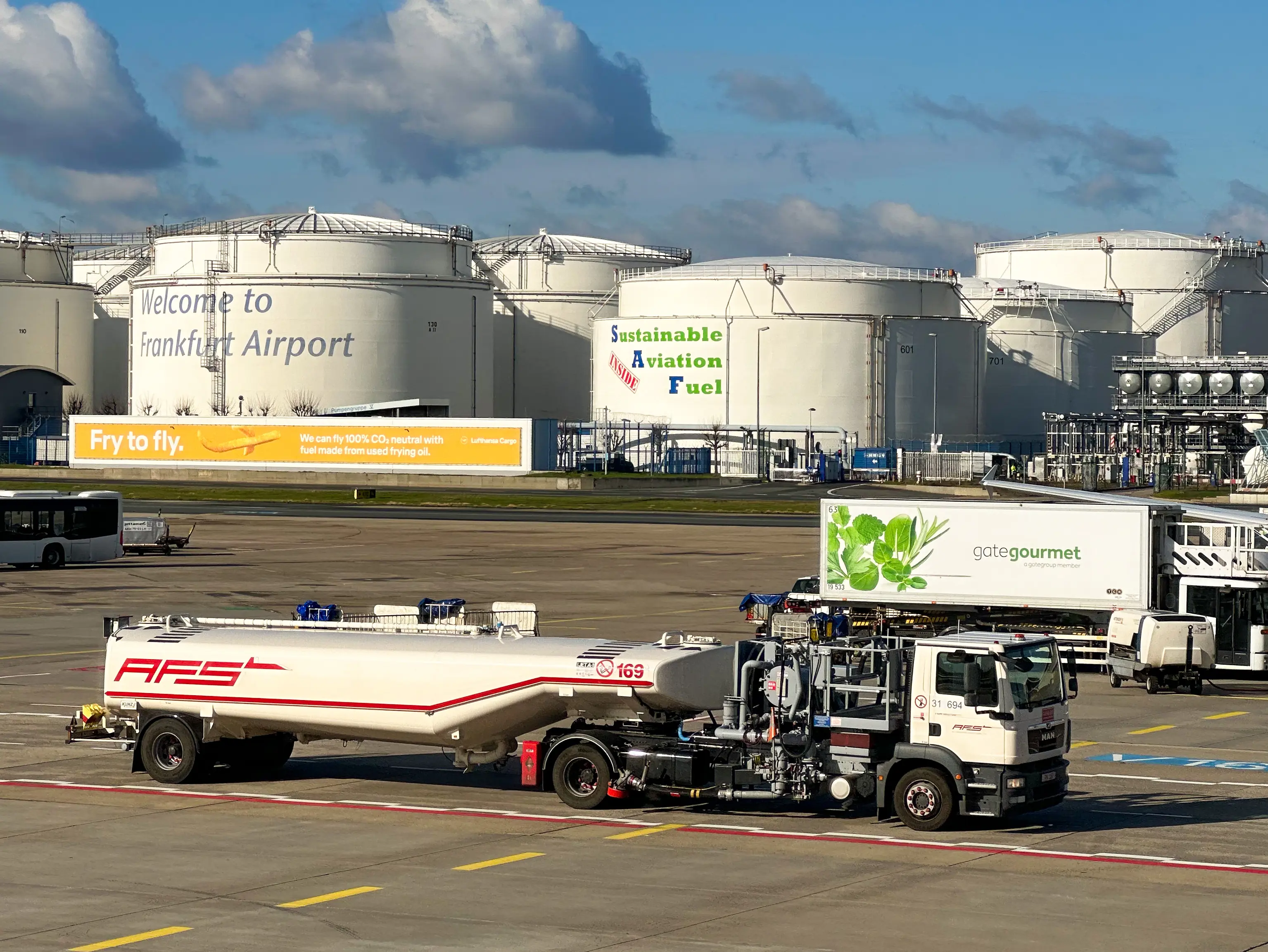 Sustainable_Aviation_Fuel_advertisment_at_frankfurt_airport.jpg (7)